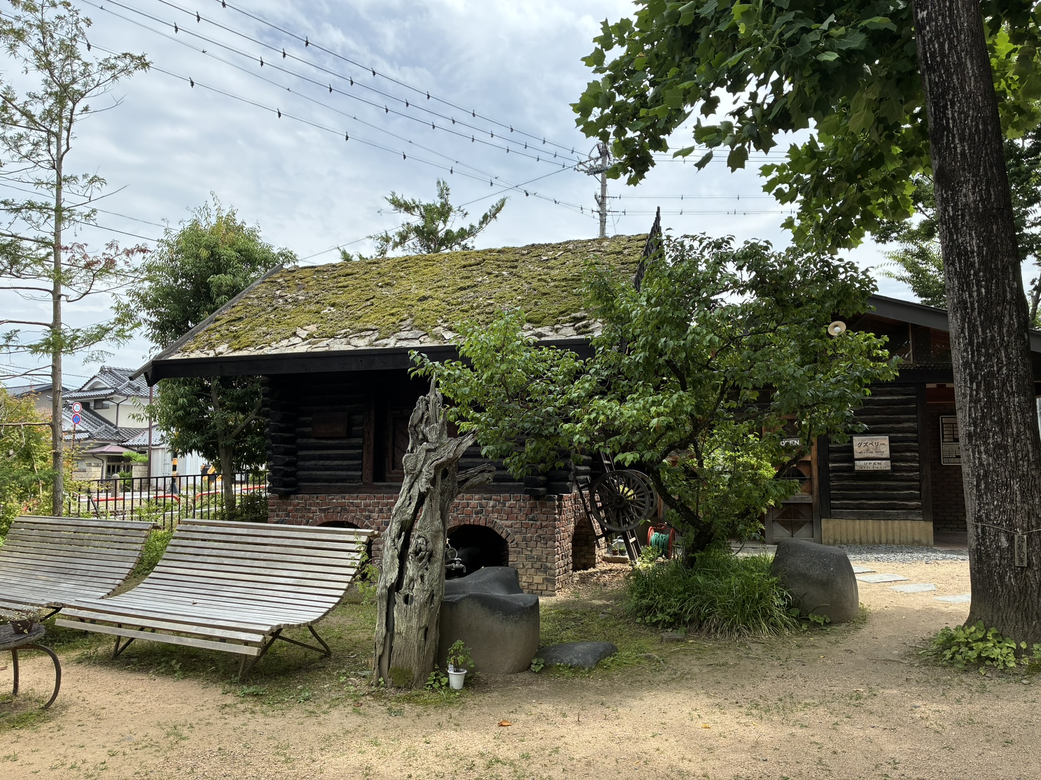苔むした石葺き屋根と木造のグズベリーハウス