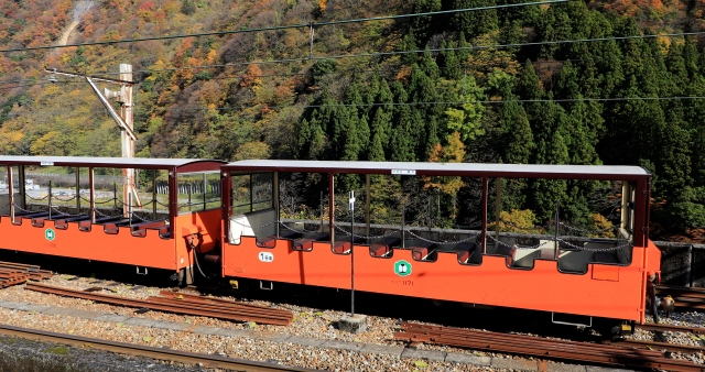 窓のないオープン型の黒部峡谷鉄道普通客車