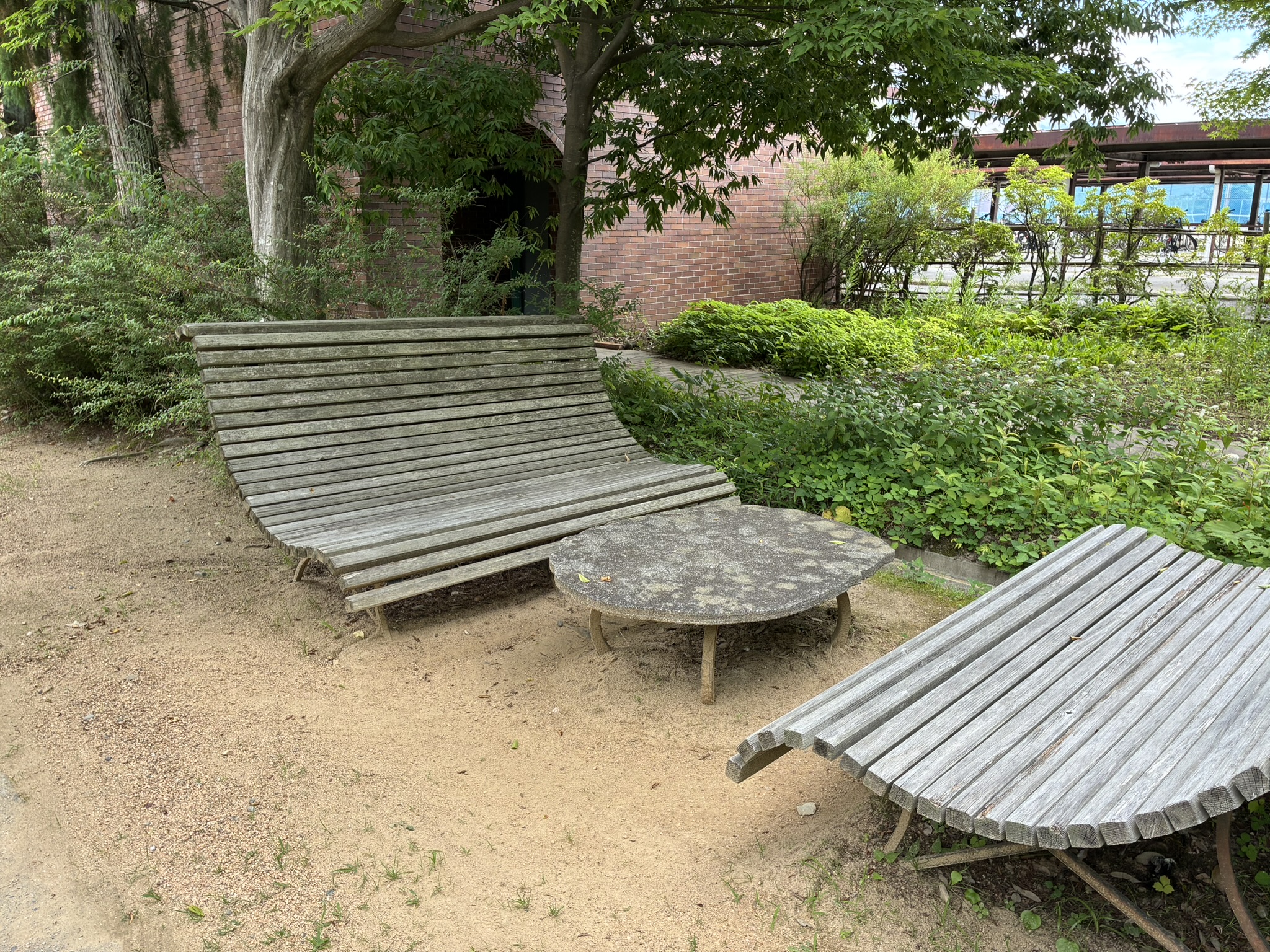 碌山美術館の緑に囲まれた木製ベンチ