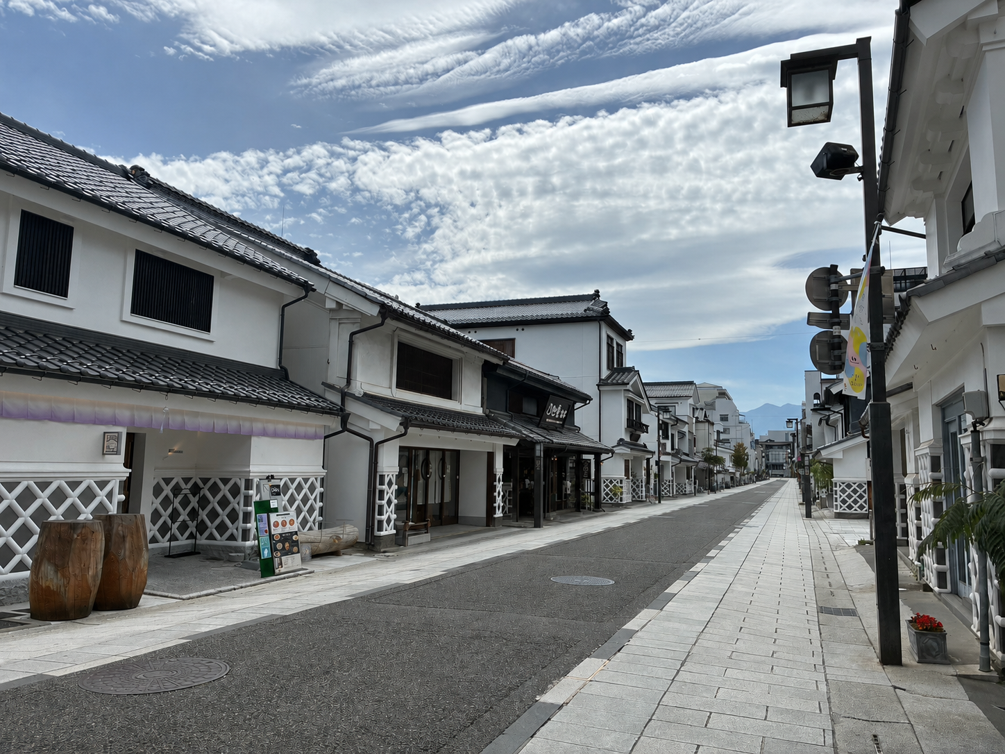白と黒のなまこ壁や蔵造りの建物が並ぶ松本中町通り