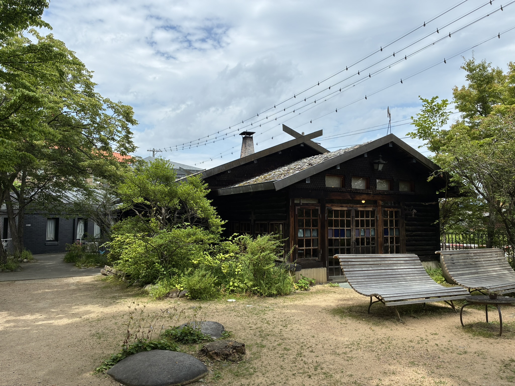 碌山美術館のグズベリーハウス正面と庭のベンチ
