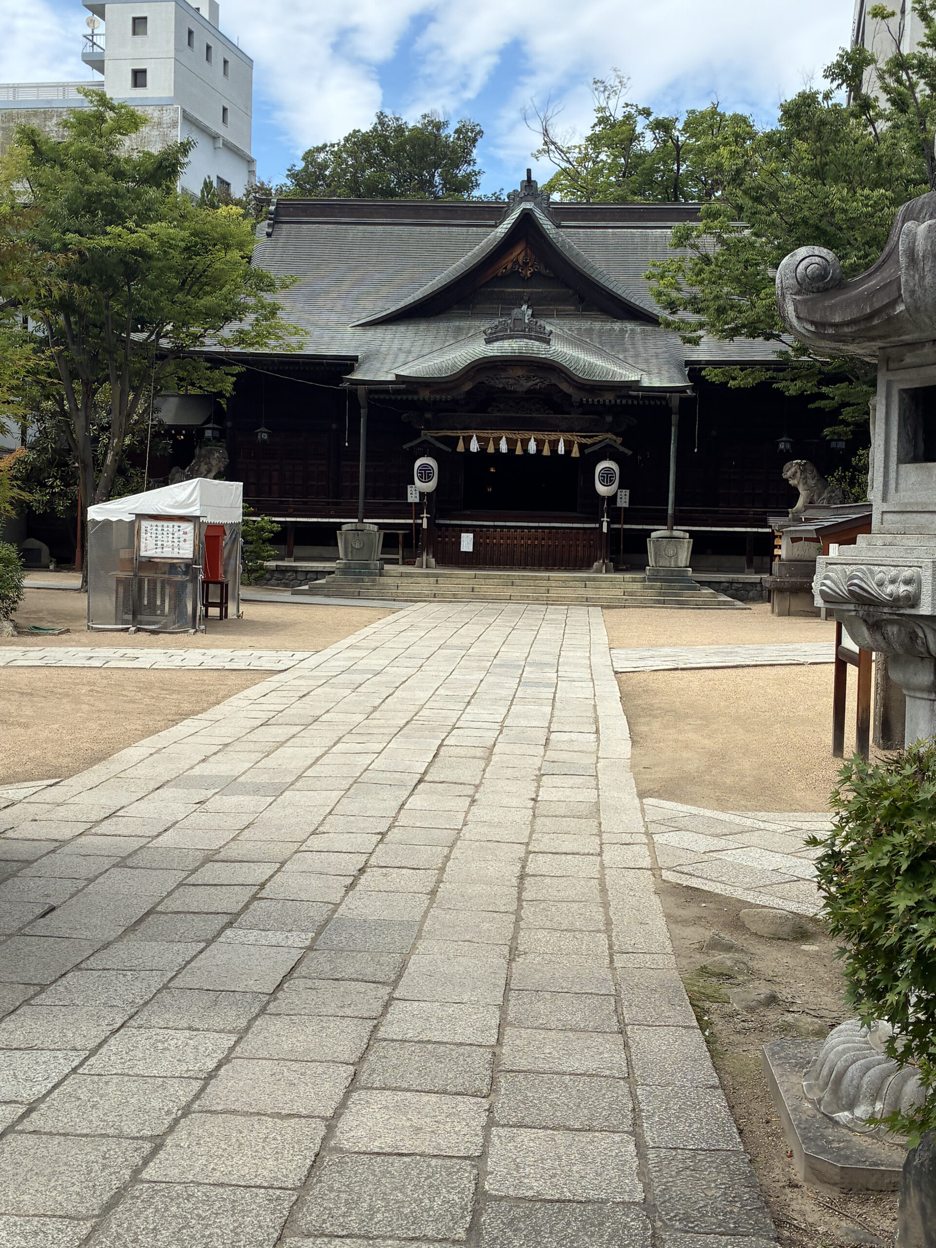 松本の四柱神社にある拝殿と石畳の参道