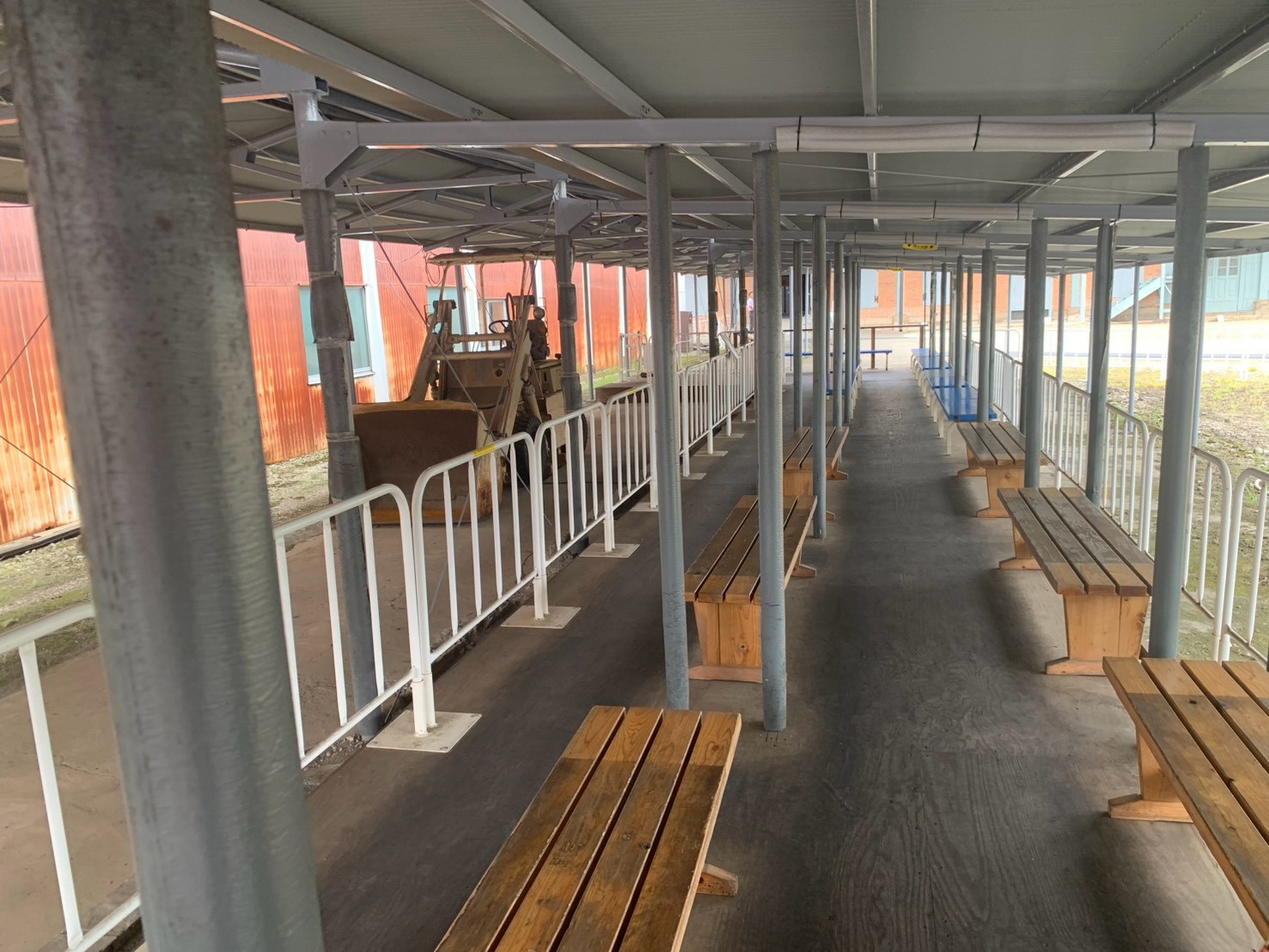富岡製糸場の屋根付き通路と休憩用ベンチ