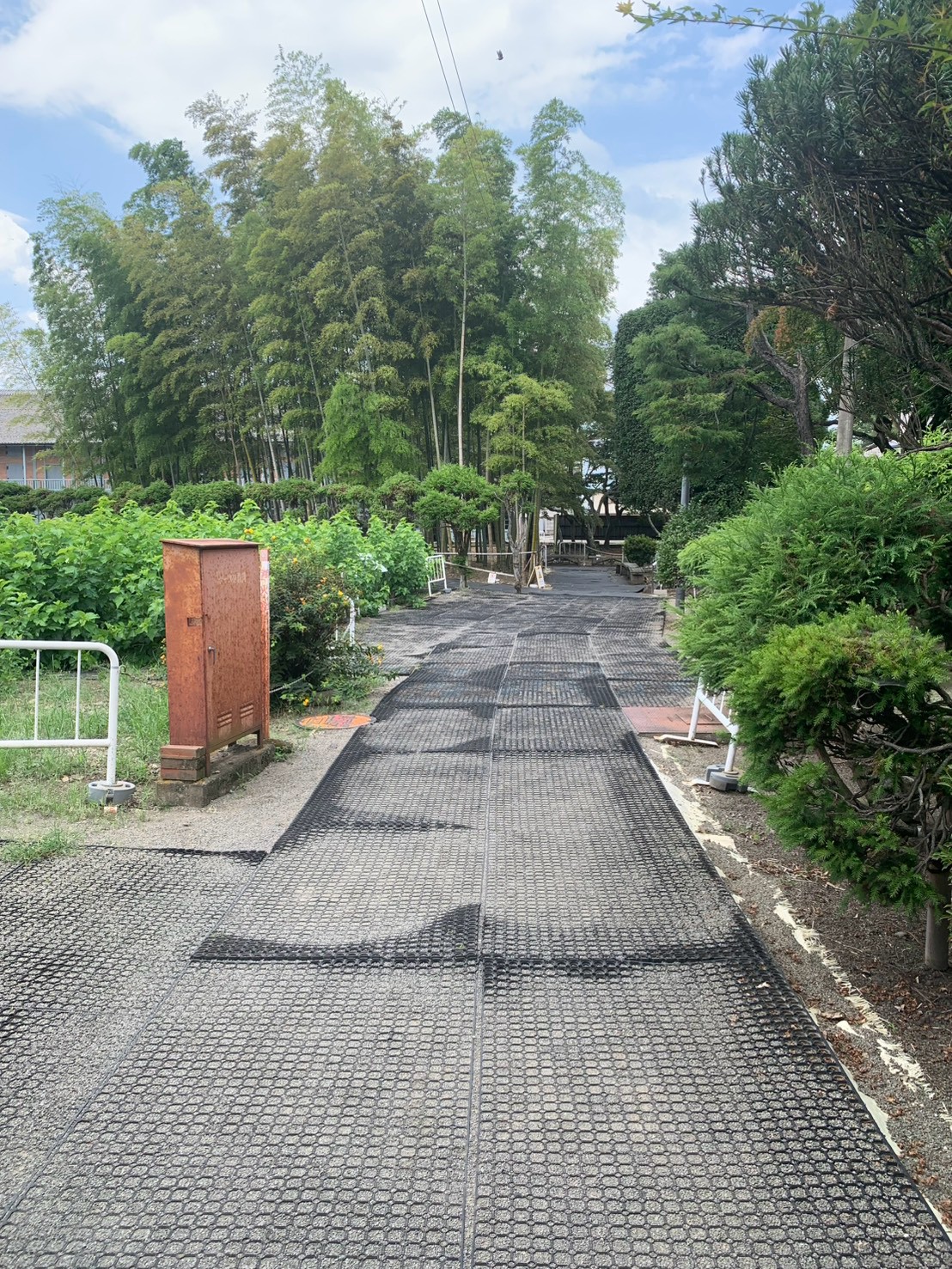 富岡製糸場内の歩行ルートと足元