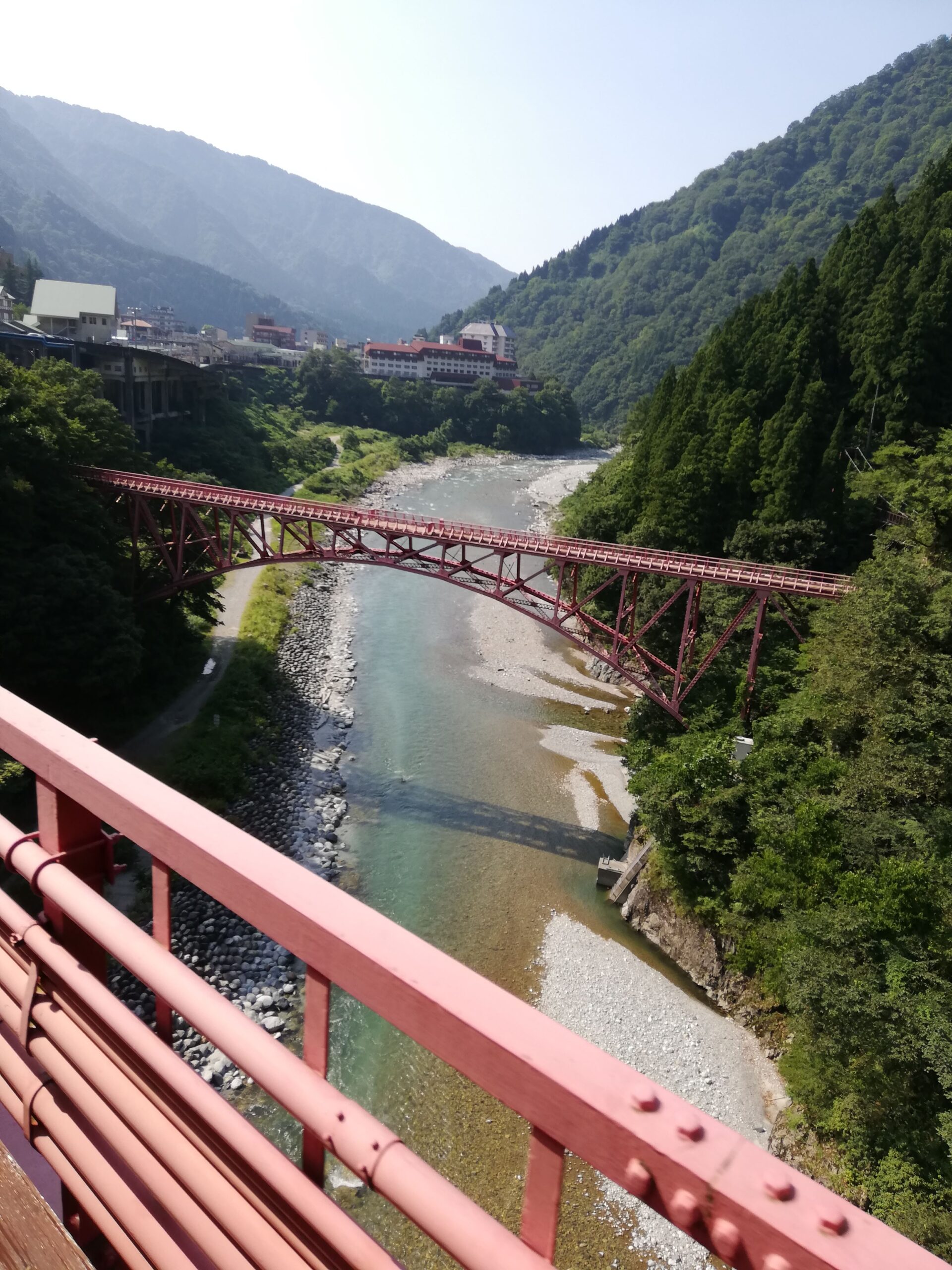 黒部峡谷鉄道の車窓から眺めた黒部川と赤い橋