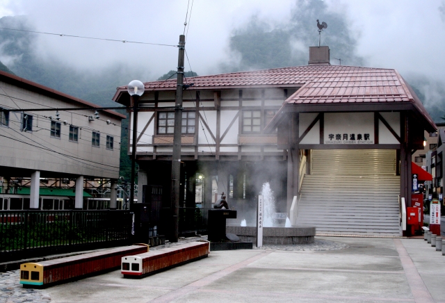 宇奈月温泉駅前で湯けむりが上がる温泉噴水