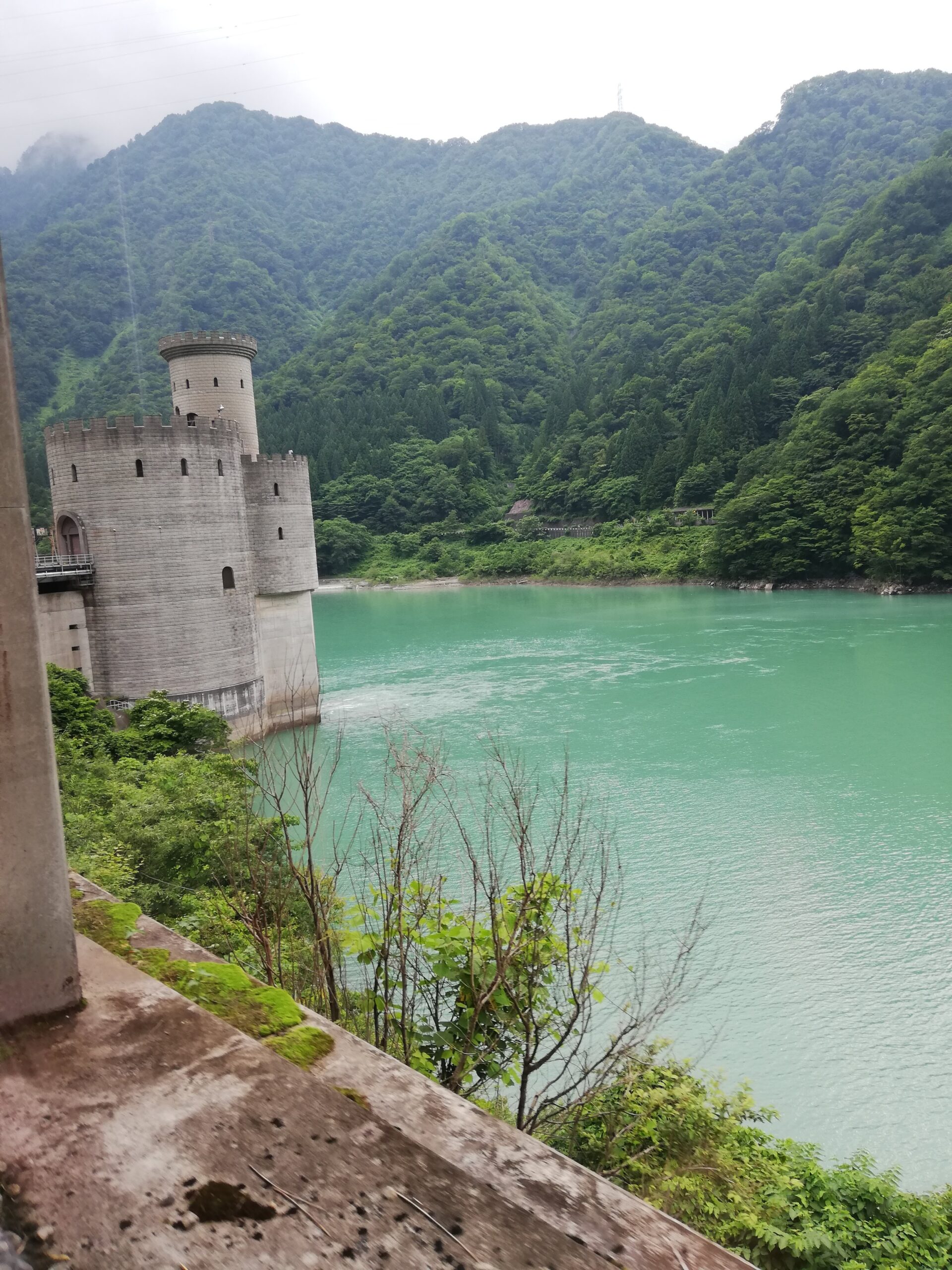 うなづき湖のほとりに建つ新柳河原発電所
