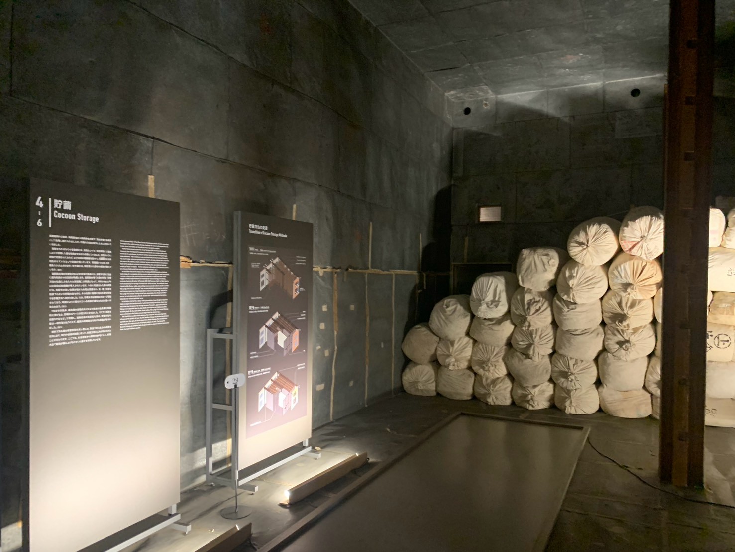 富岡製糸場の繭を保管していた様子を伝える展示