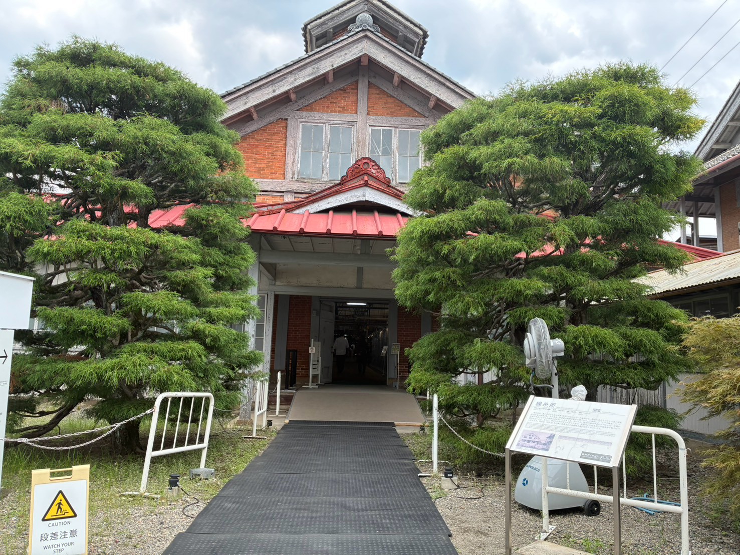 富岡製糸場の繰糸所入口