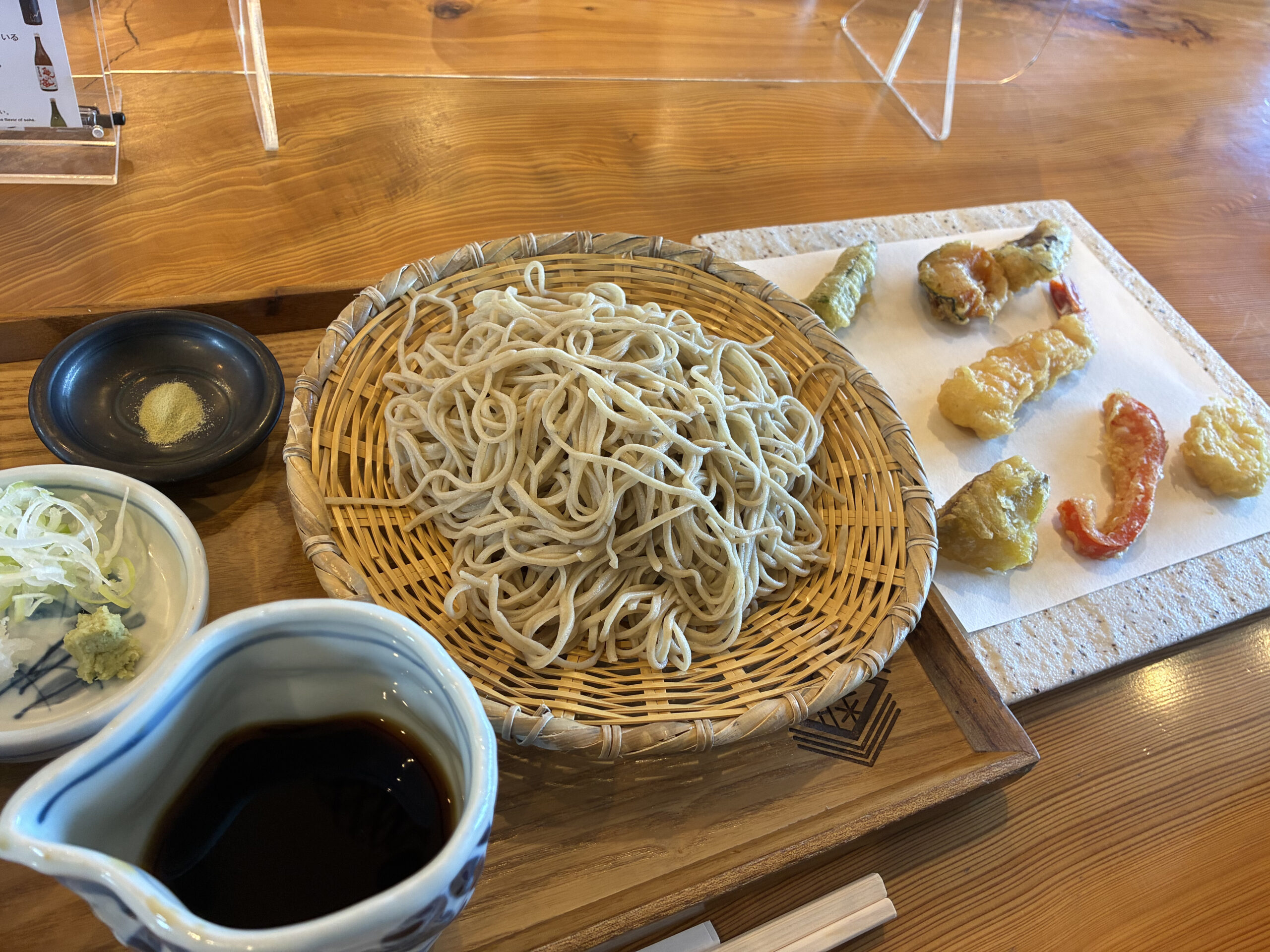 やまとうで注文した信州そばと野菜天ぷらの天ざるそば