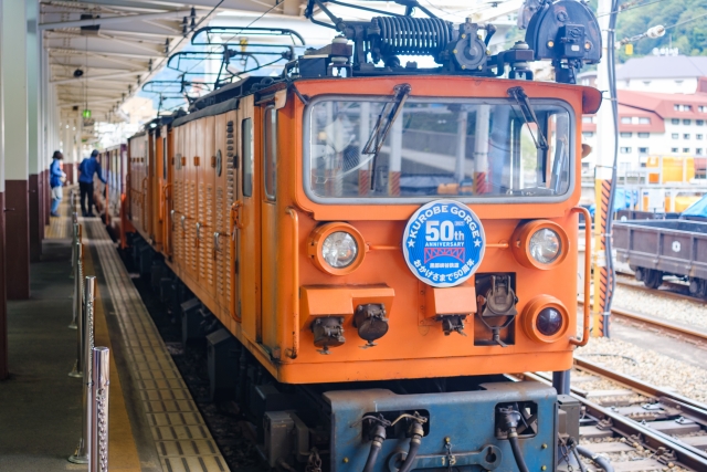 宇奈月駅のホームに停車する黒部峡谷鉄道の電気機関車