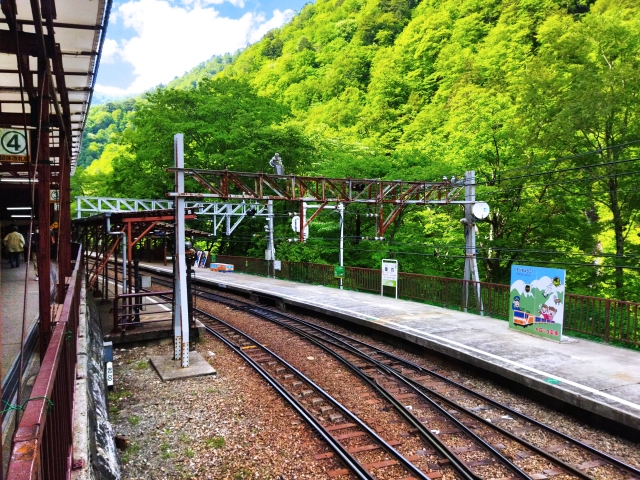 緑に囲まれた黒部峡谷鉄道の鐘釣駅ホーム