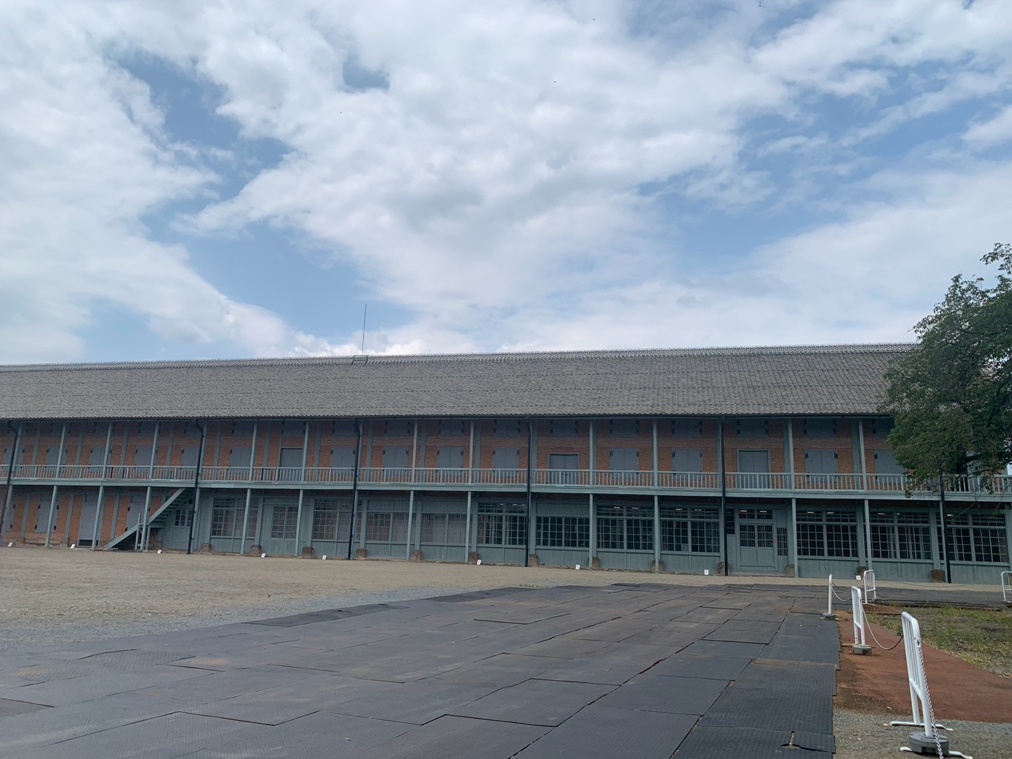 富岡製糸場に残る長い赤れんがの建物