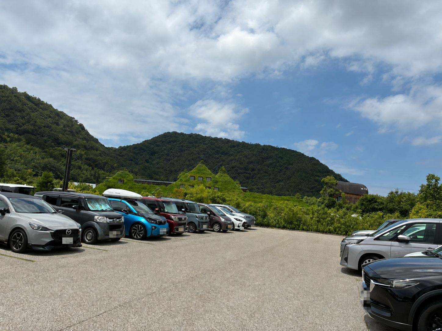 ラコリーナ近江八幡の駐車場から見える草屋根のメインショップ