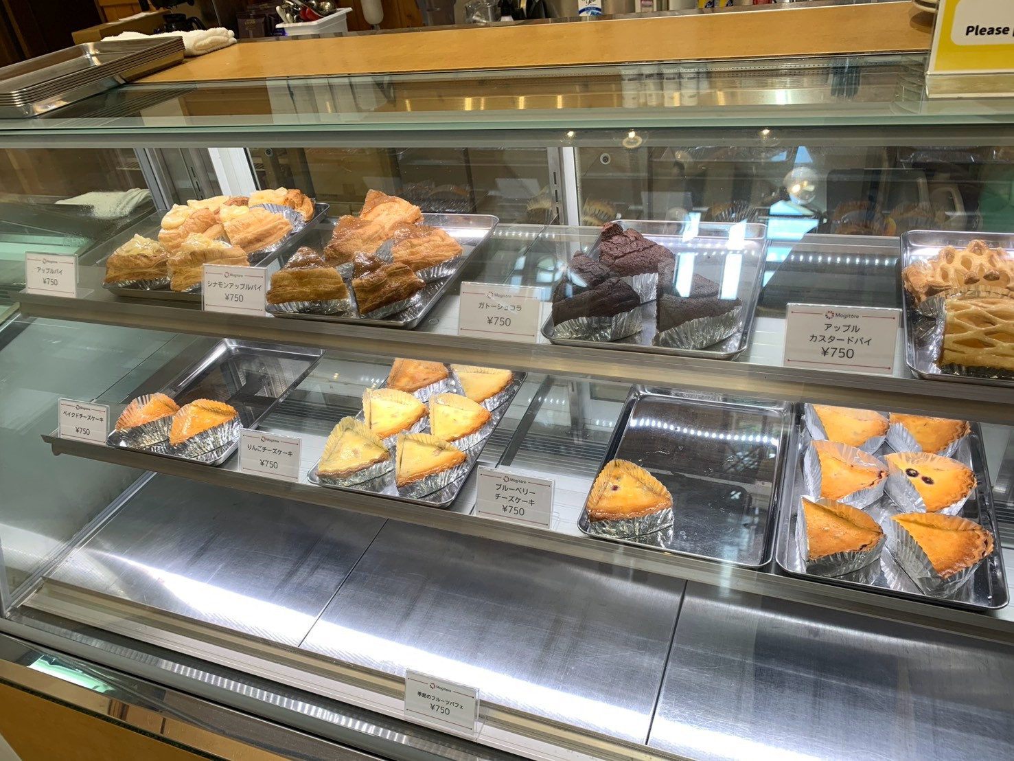 モギトーレのカフェに並ぶケーキやアップルパイ