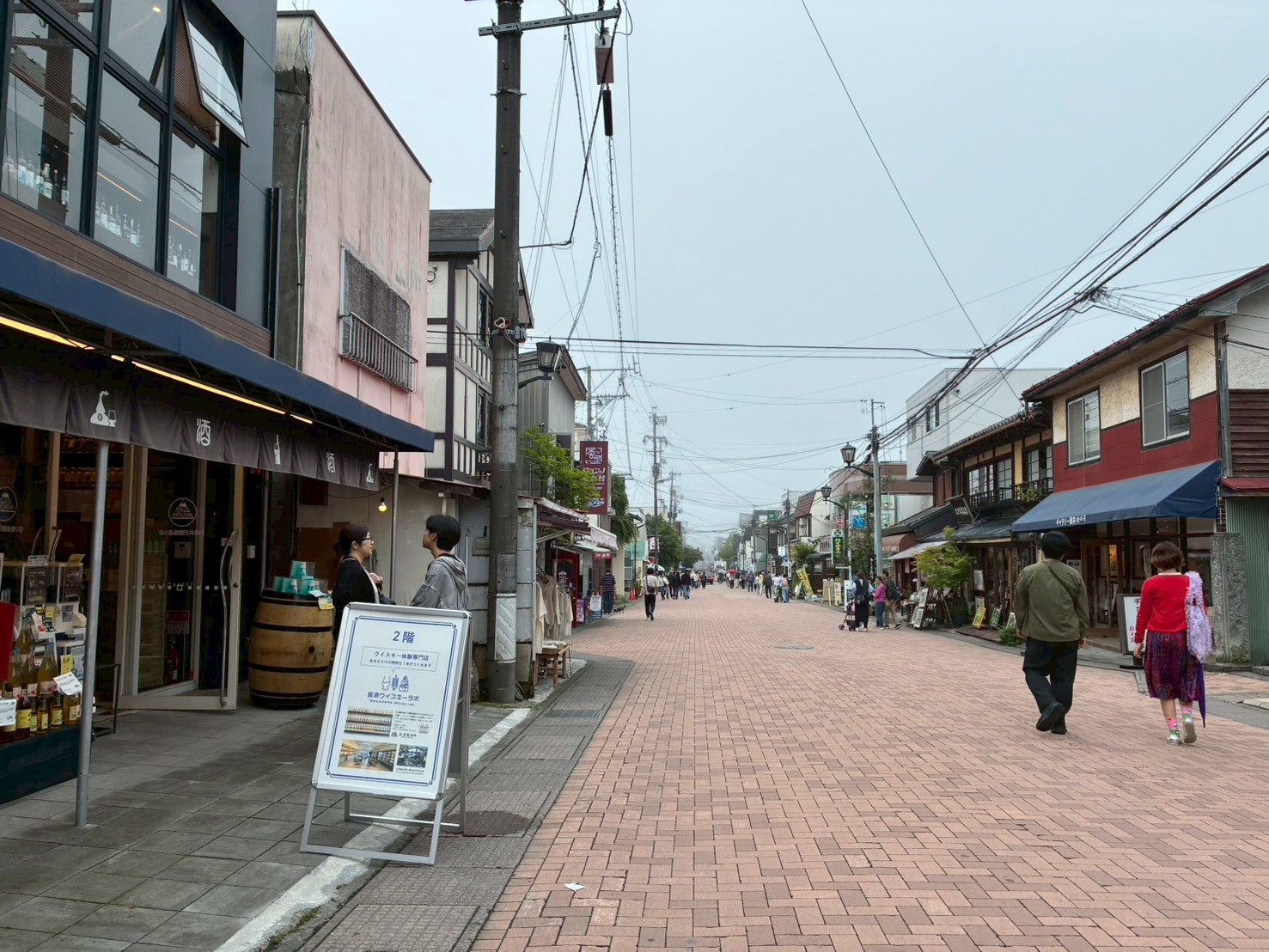 旧軽井沢銀座の通りを散策する観光客の様子