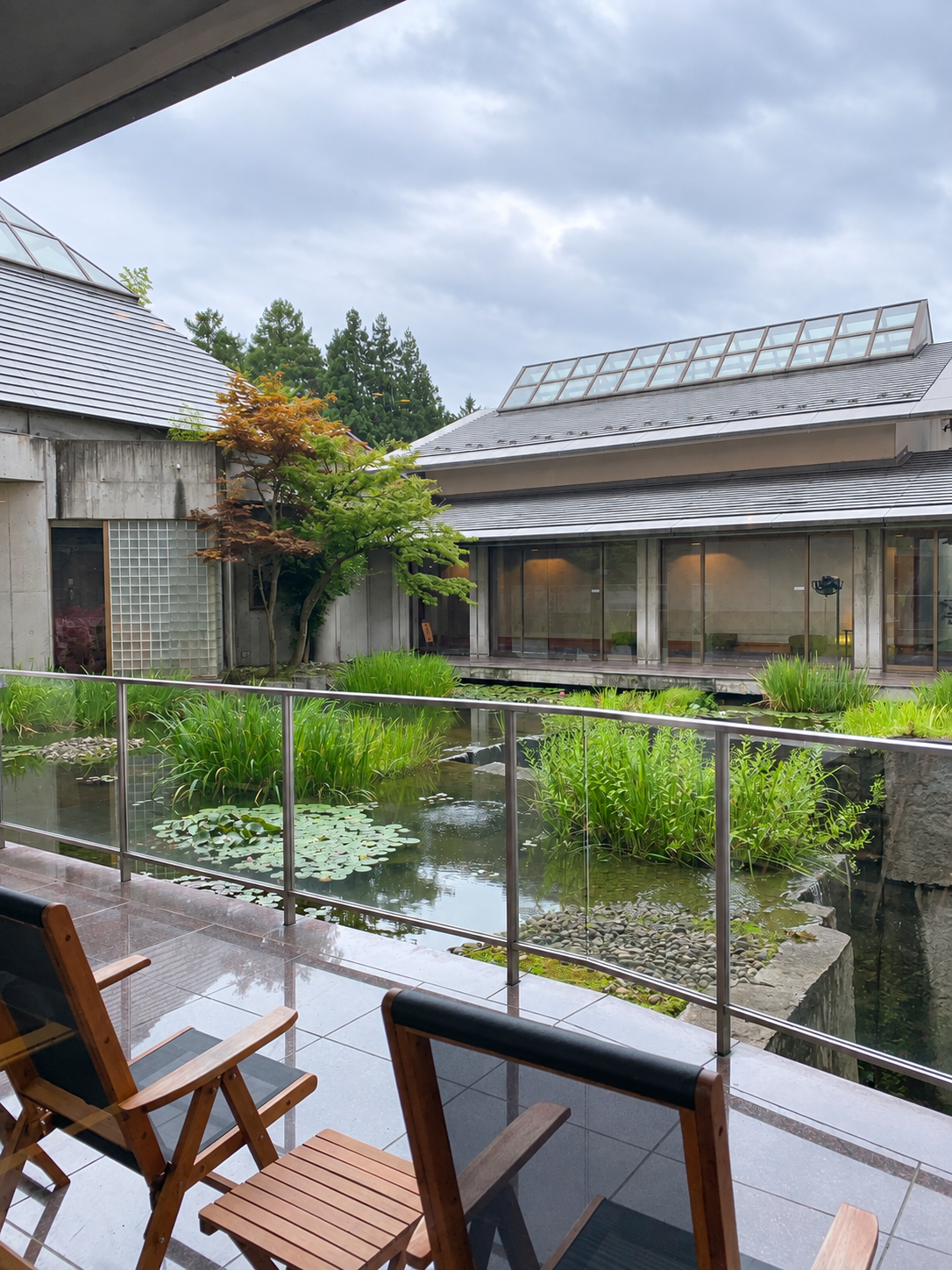 紫翠亭の池と植物がある中庭