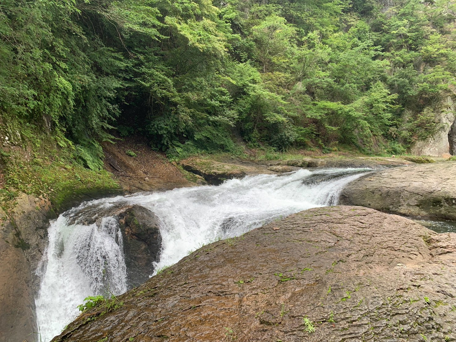吹割渓谷の岩の間を勢いよく流れ落ちる水