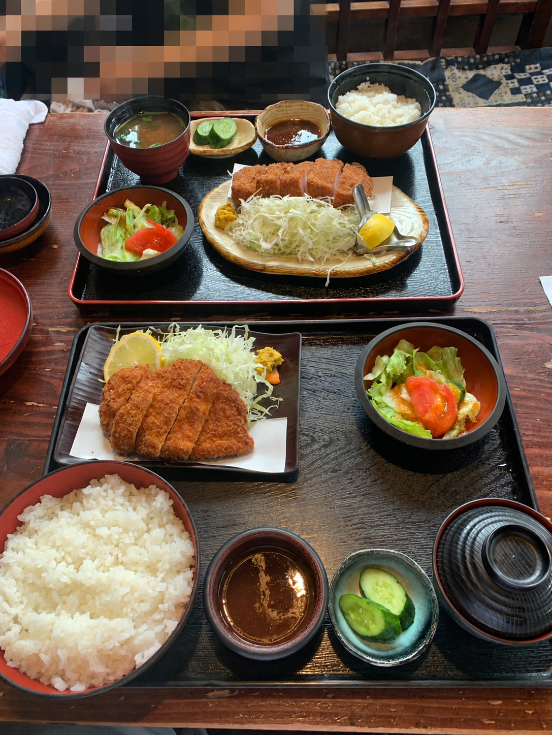 夫婦で注文したカツ定食と大きな器に盛られた大盛りご飯