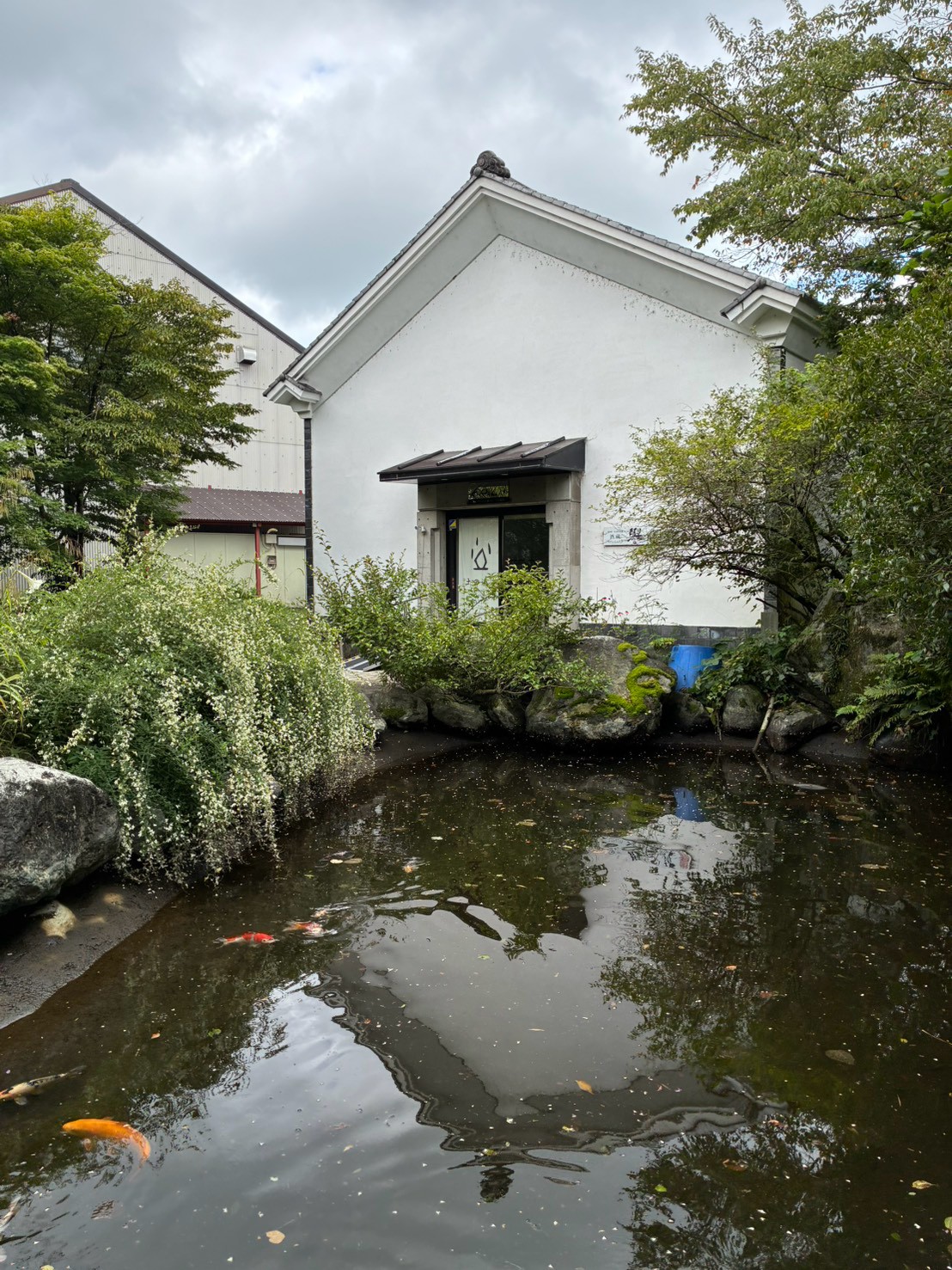 土田酒造の敷地内にある池と白い蔵