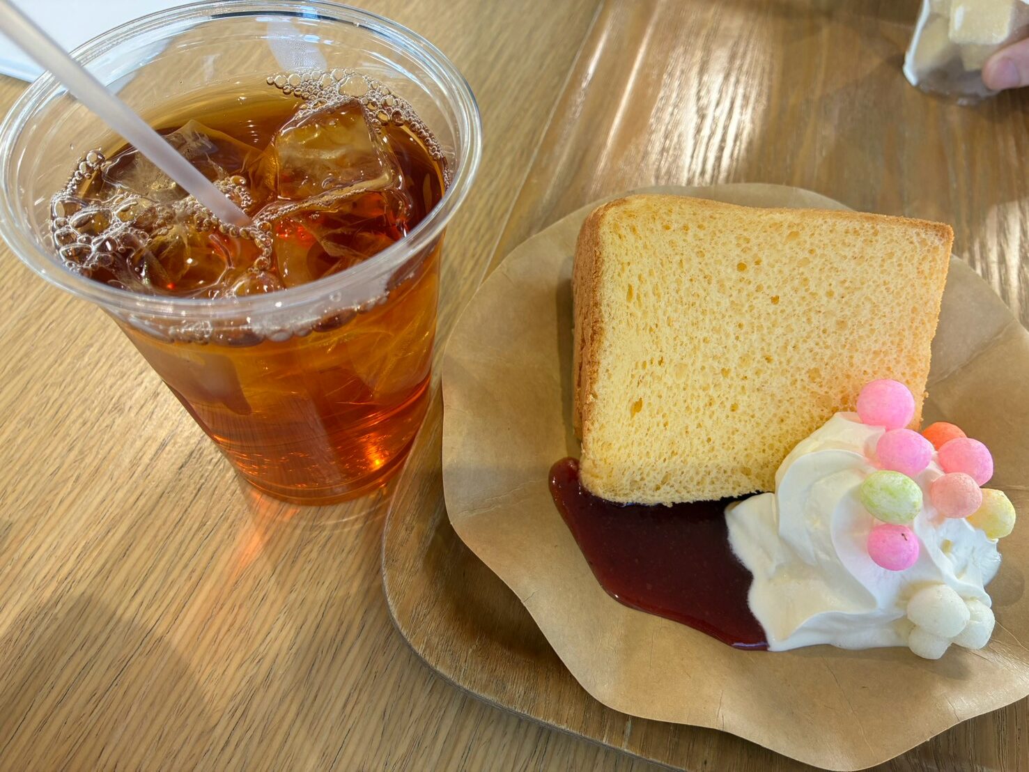 グラスハウスのカフェでいただいたシフォンケーキとアイスティー