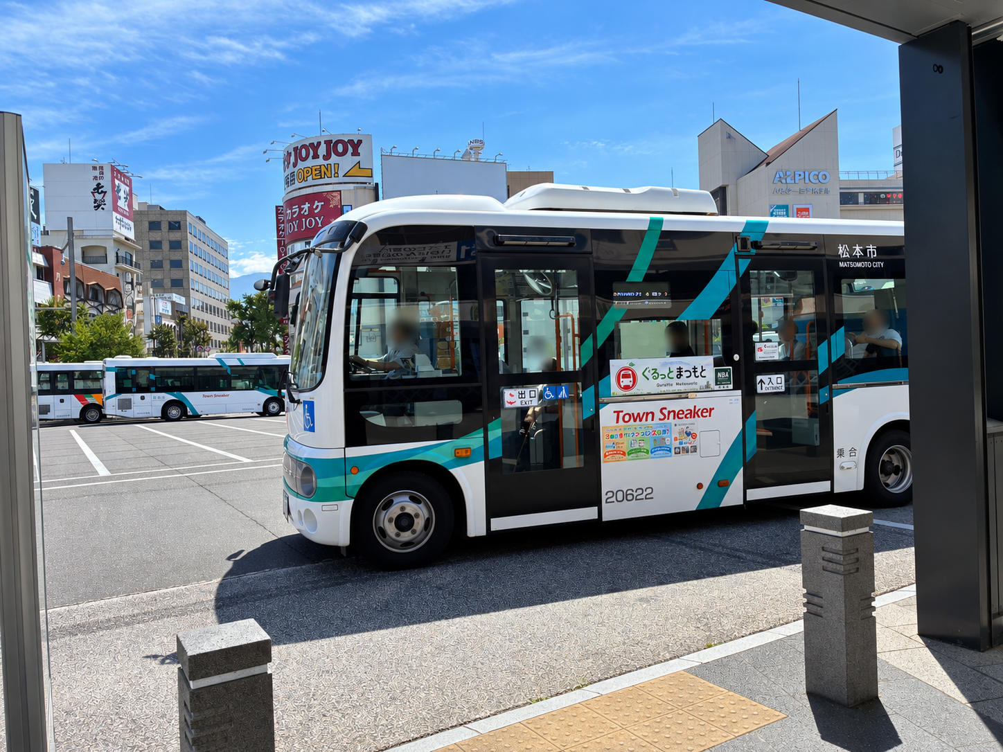 松本駅前のバス乗り場に停車するタウンスニーカー