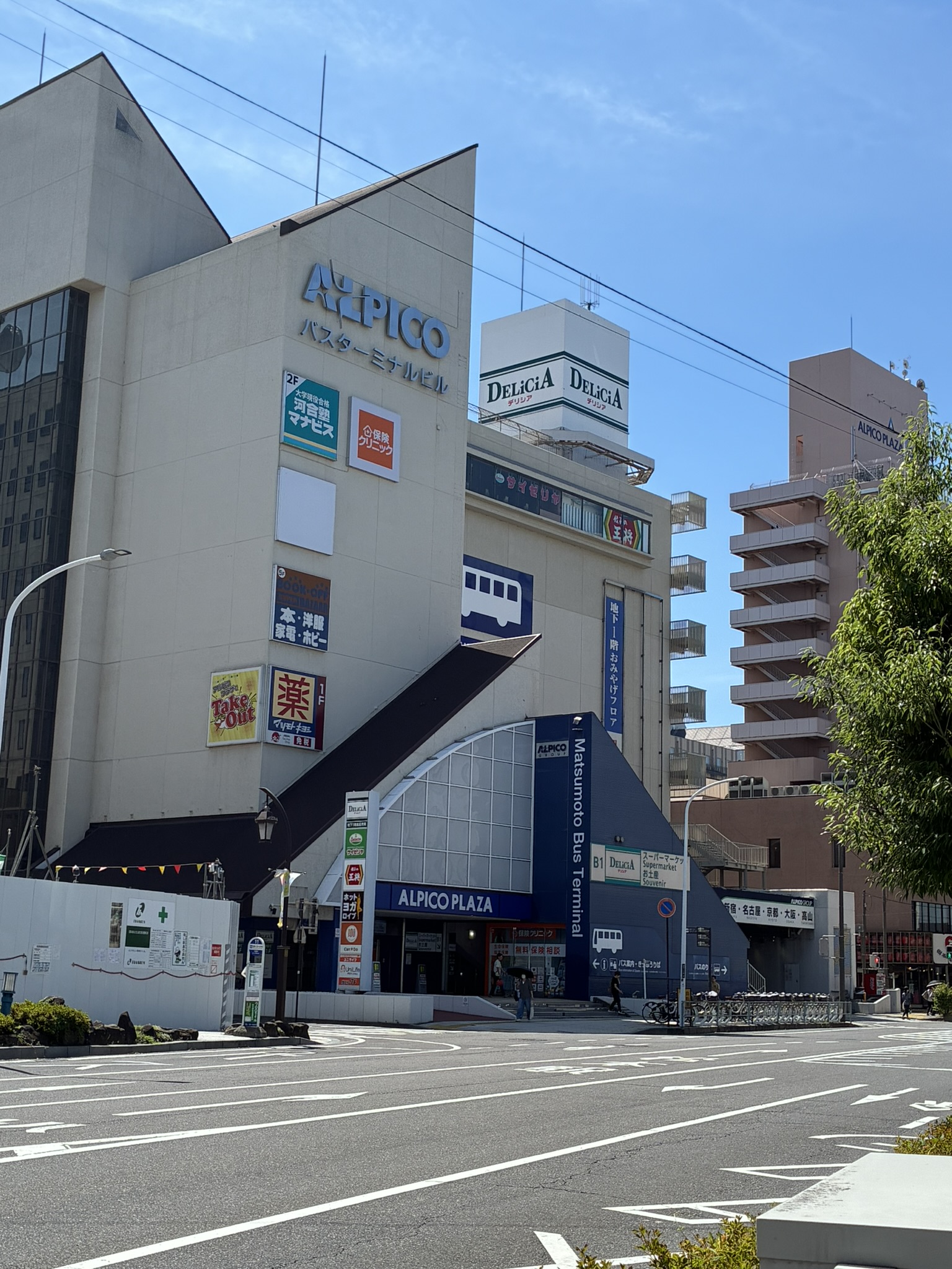 松本バスターミナルのあるアルピコプラザの外観