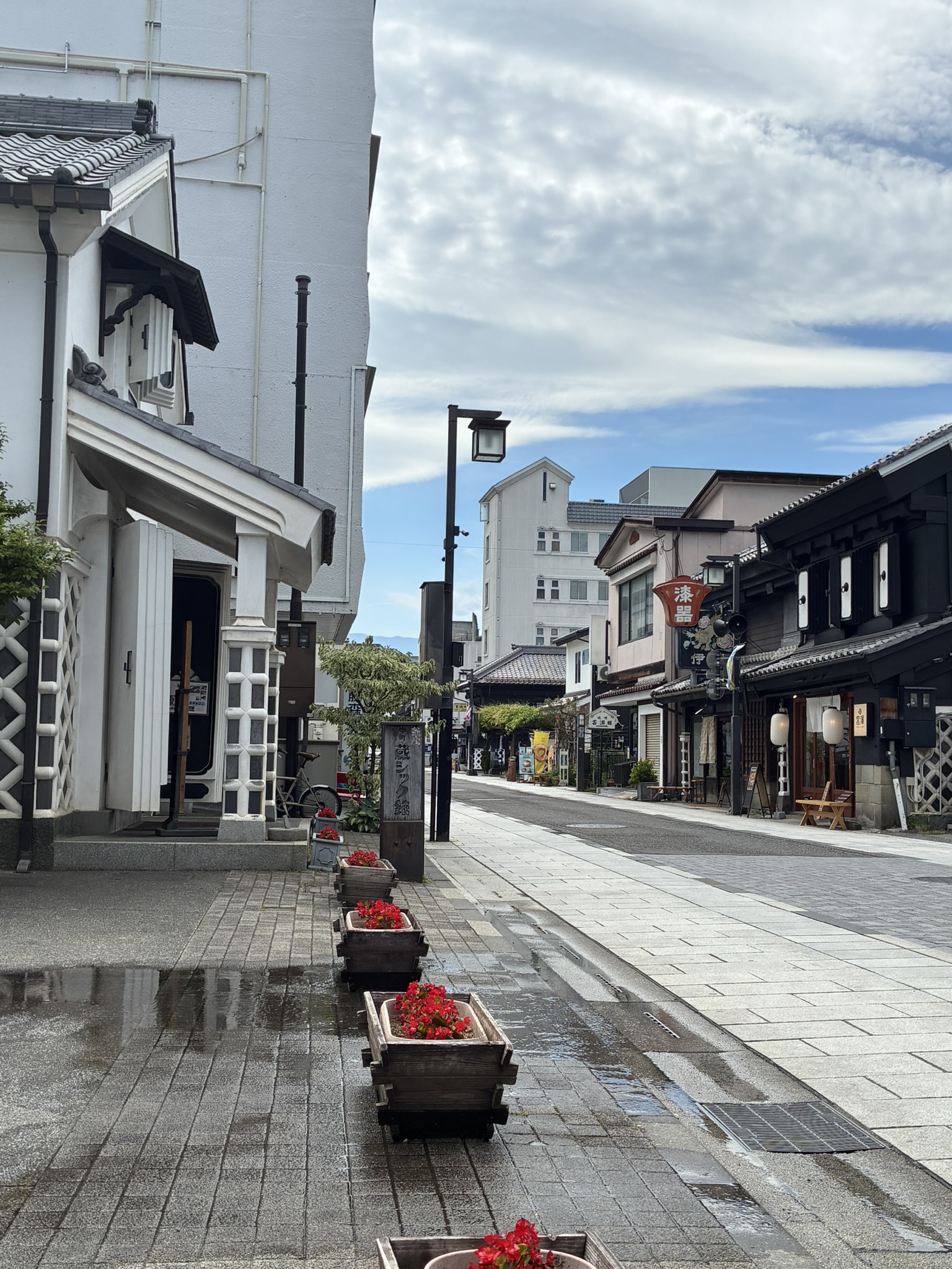 白壁の建物と店舗が並ぶ松本の中町通り